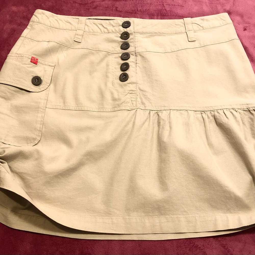 HANNAH adjustable skirt. Lots of pockets and buttons. Adorable and EUC EU 42